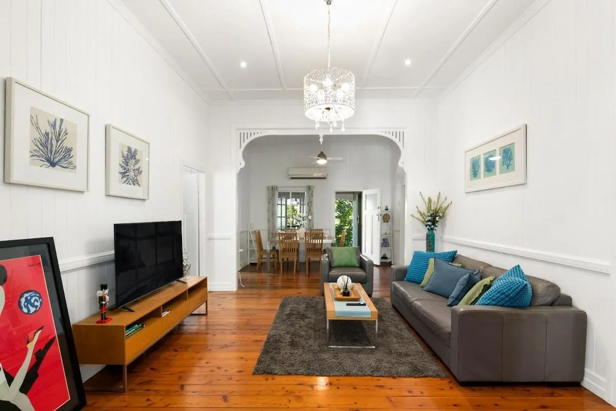 Charming 4-Bed Queenslander Spacious Home Brisbane 0*,