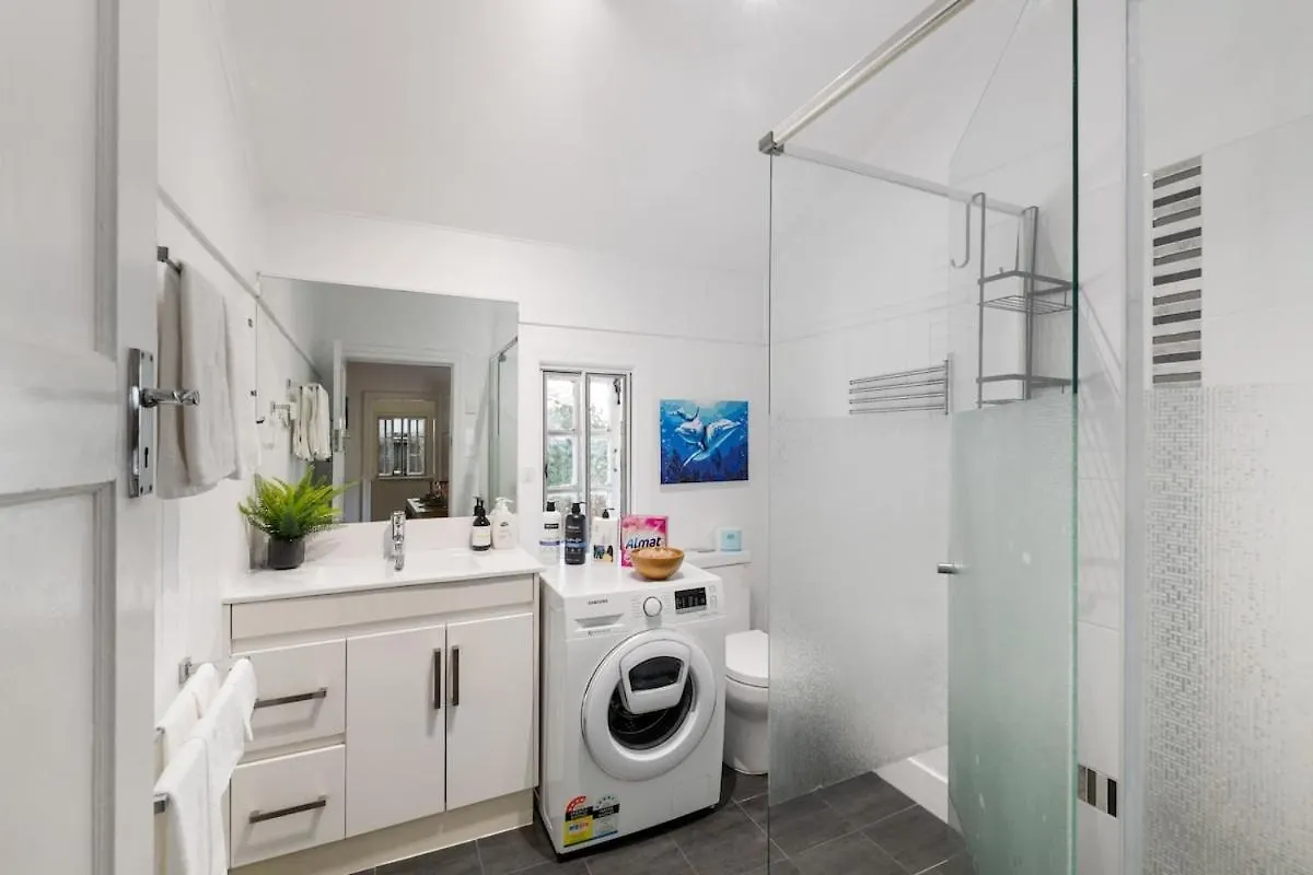 Charming 4-Bed Queenslander Spacious Home Brisbane 0*,